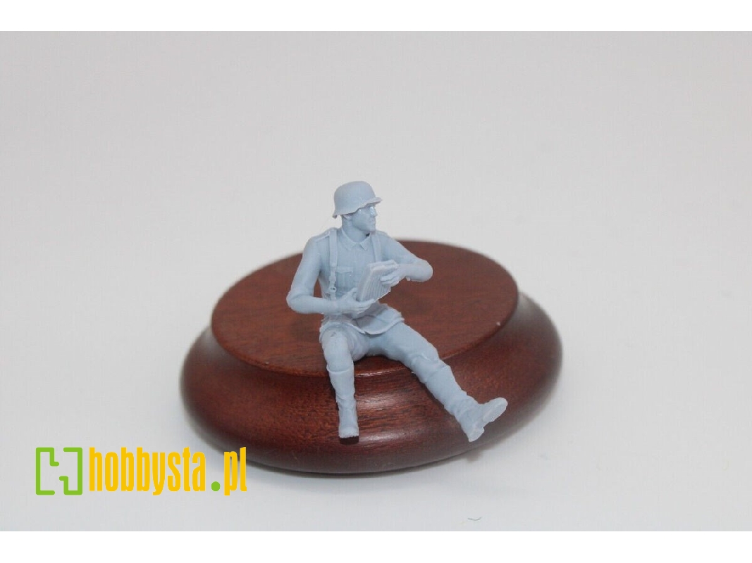 German Luftwaffe Soldier Sitting (Left Side) - zdjęcie 1