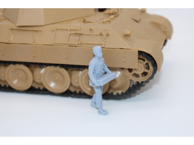 German Wwii Soldier Carring Ammo Crate - zdjęcie 1
