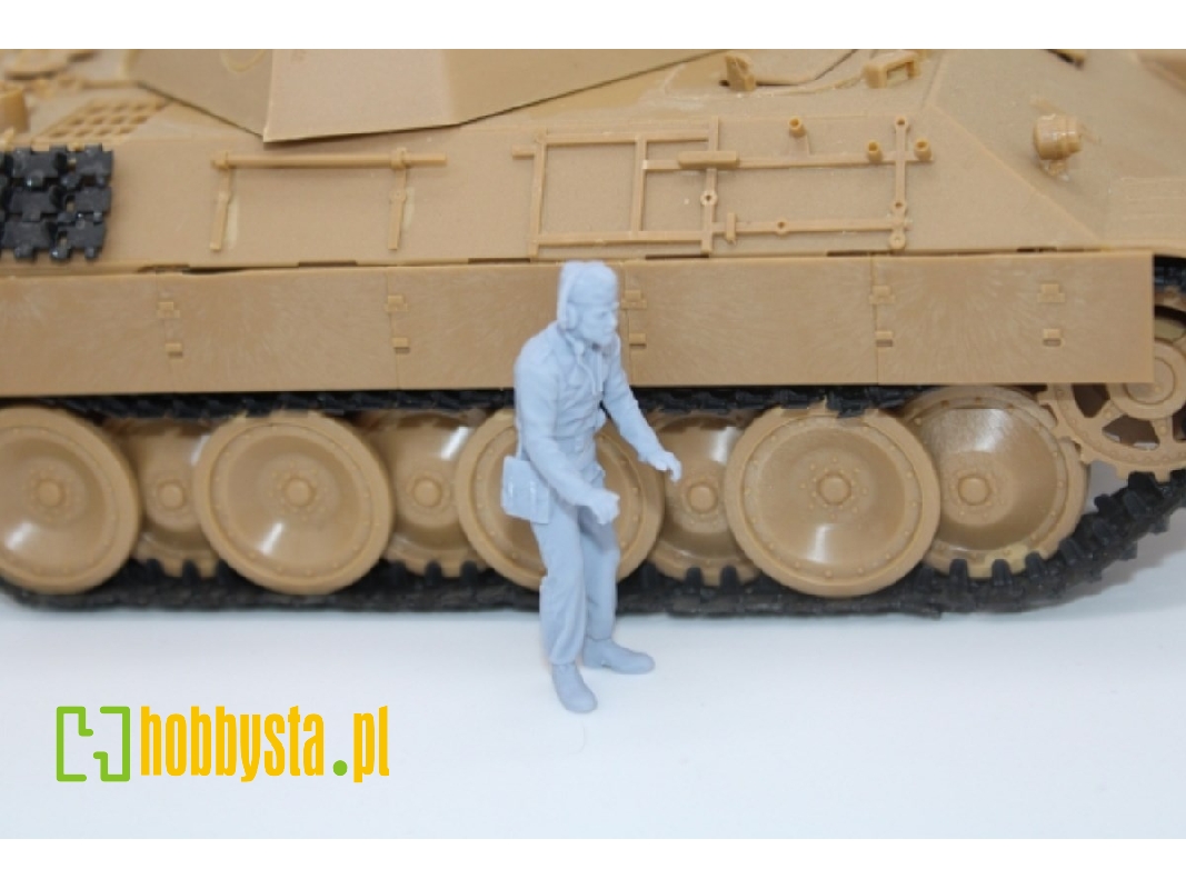 German Wwii Tank Commander Both Hands On The Coupula - zdjęcie 1