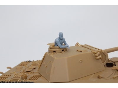 German Wwii Tank Crew Member Standing Both Hands On The Turret - zdjęcie 1