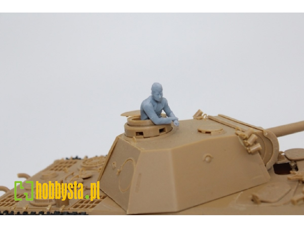German Wwii Tank Crew Member Standing Both Hands On The Turret - zdjęcie 1