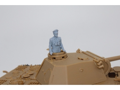 German Wwii Officer Standing In The Turret - zdjęcie 1