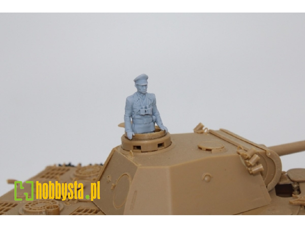 German Wwii Officer Standing In The Turret - zdjęcie 1