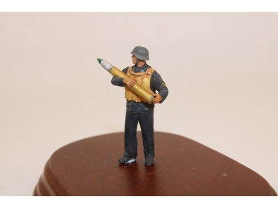 German Navy Gunner With Round For 150mm Sk C28 C36 Naval Gun - zdjęcie 1