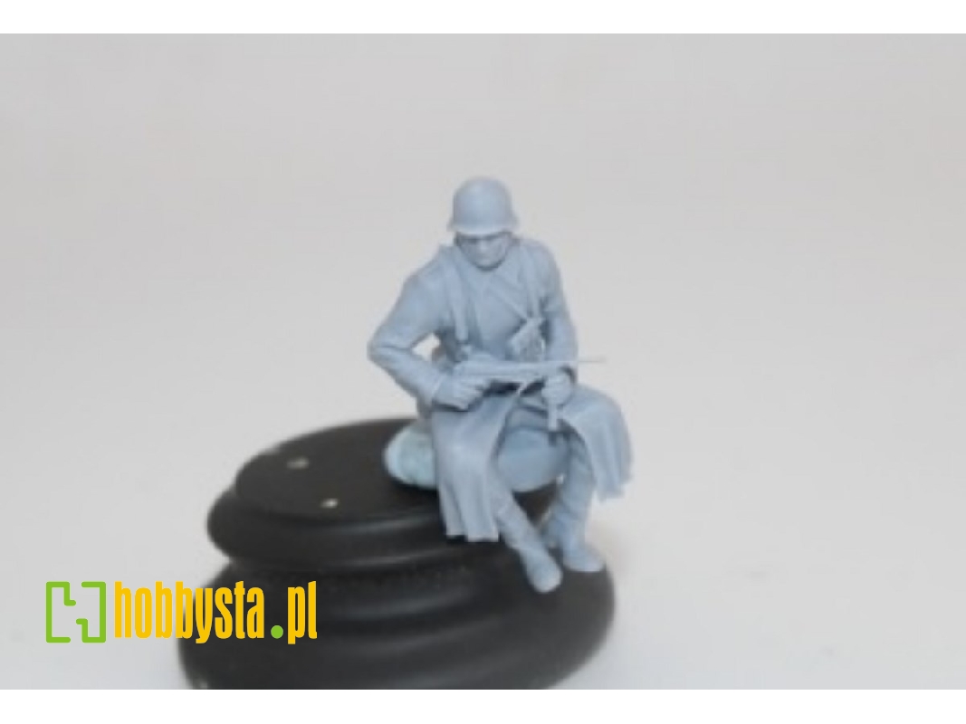 German Soldier Sitting With Mp40 - zdjęcie 1