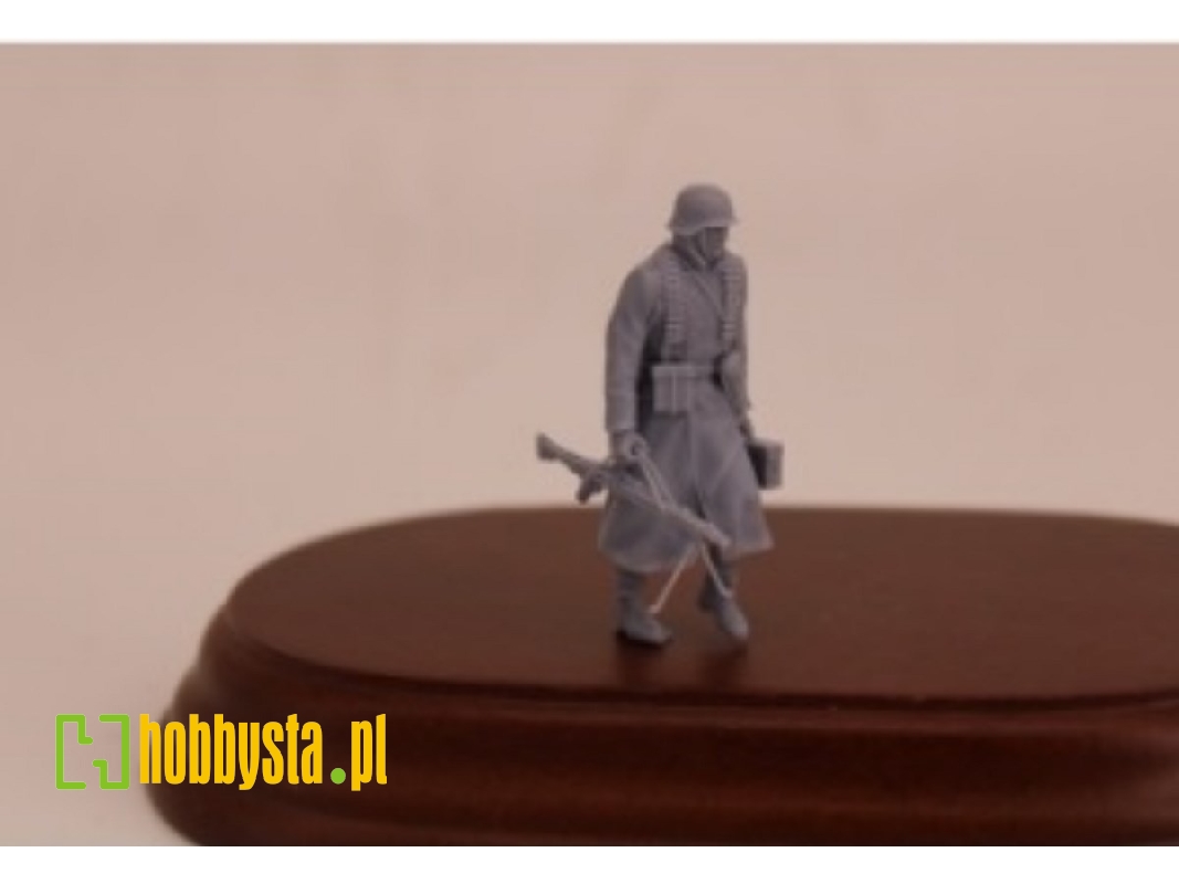 German Soldier Marching With Mg42 - zdjęcie 1