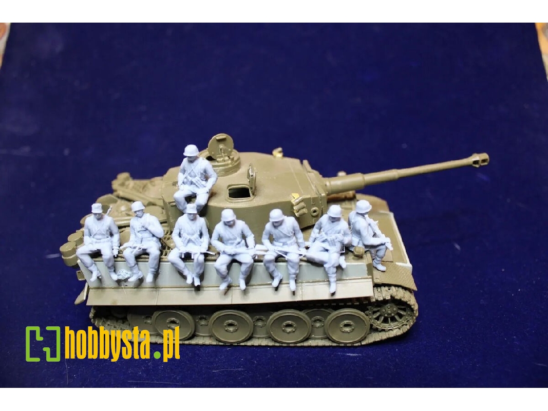 8 German Soldiers Sitting In Summer Uniform - zdjęcie 1