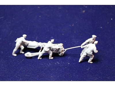 4 Luftwaffe Mechanics With Bomb Cart And 500kg Bomb - zdjęcie 1