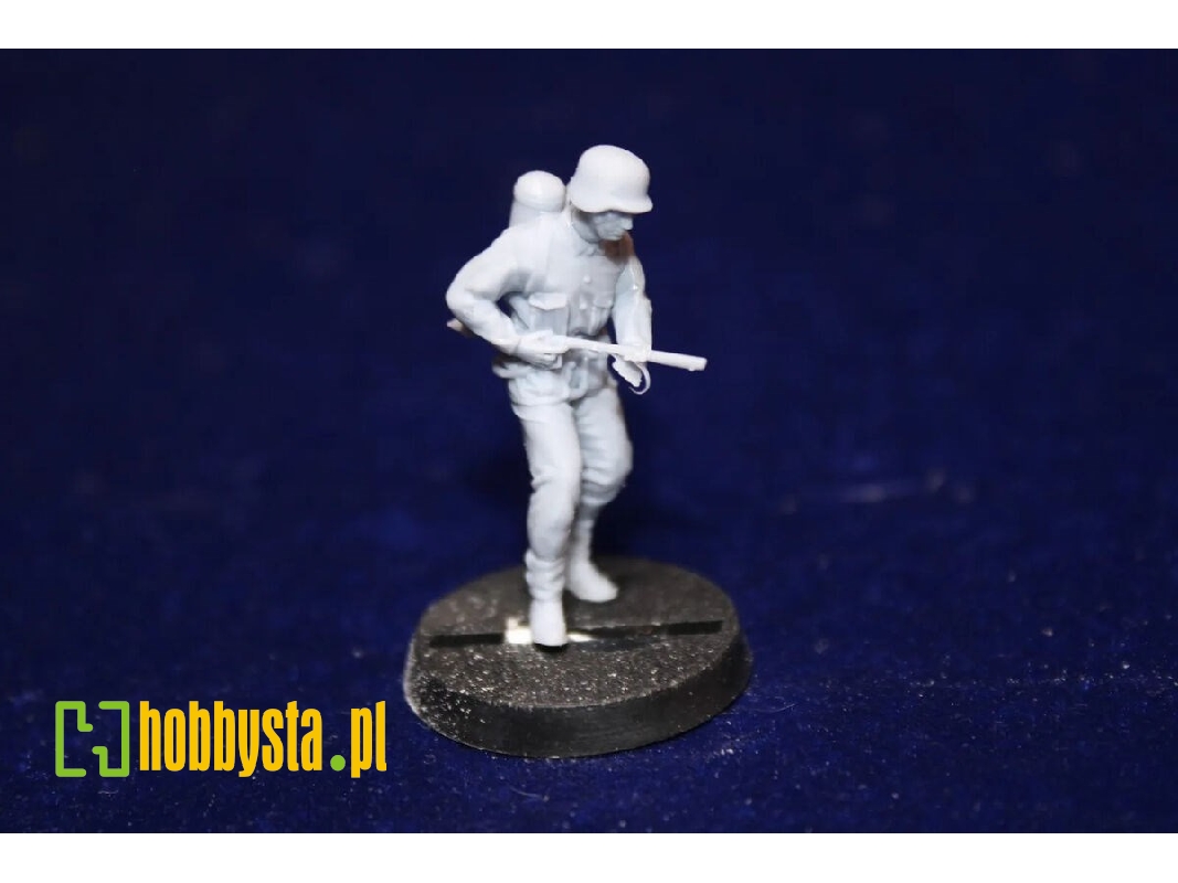 German Soldier With Flamethrower - zdjęcie 1