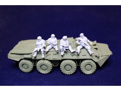 4 Ukrainian Soldiers Sitting On A Vehicle - zdjęcie 2 4 Ukrainian Soldiers Sitting On A Vehicle - zdjęcie 2