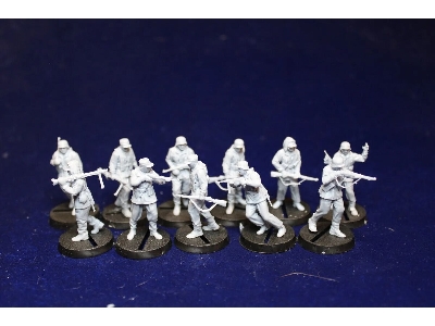 11 German Soldiers Walking In Winter Equipment - zdjęcie 1