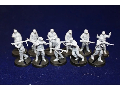 11 German Soldiers Walking In Winter Equipment - zdjęcie 2 11 German Soldiers Walking In Winter Equipment - zdjęcie 2