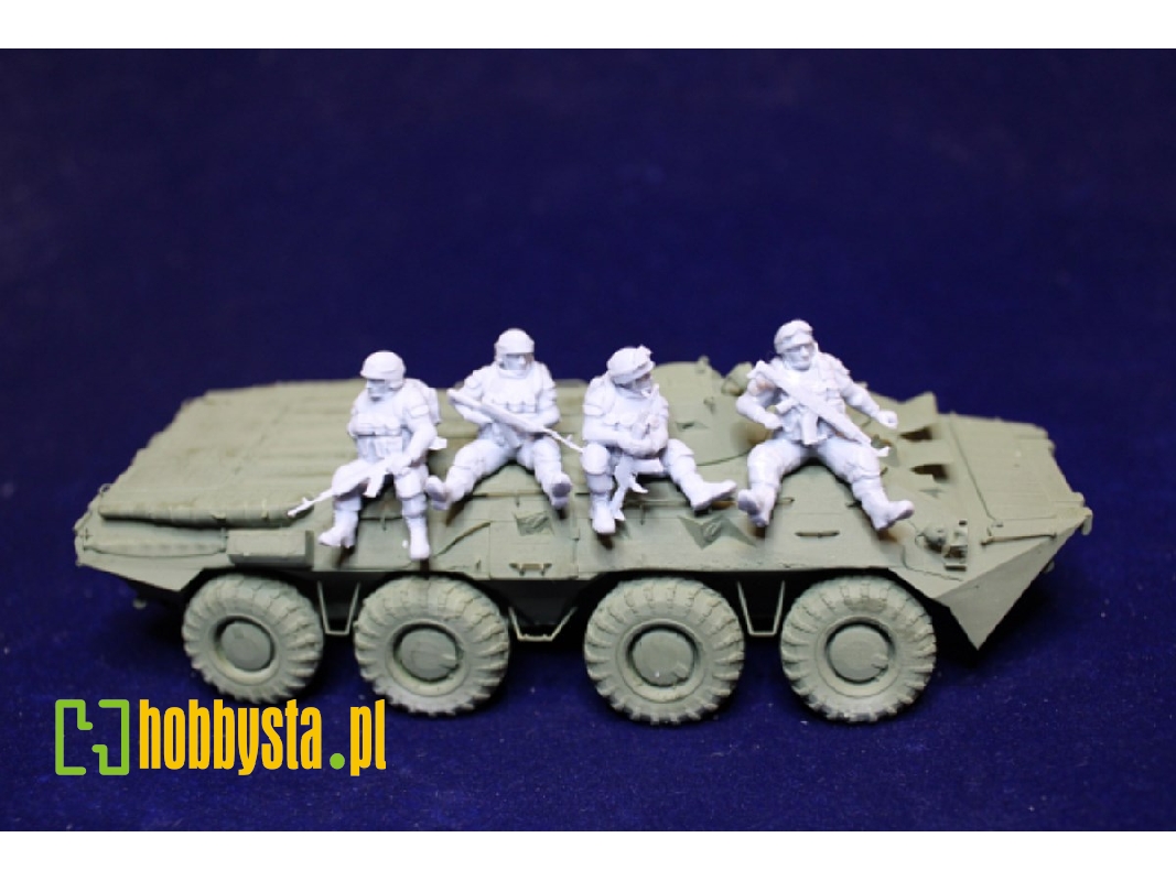 Ukrainian Soldiers Sitting On A Tank Or Afv (4 Figures) - zdjęcie 1