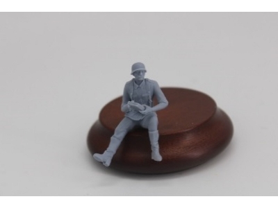 Luftwaffe Soldier Anti-aircraft Operator Of 2cm Flakvierling 38 Sitting Left At The Gun - zdjęcie 1