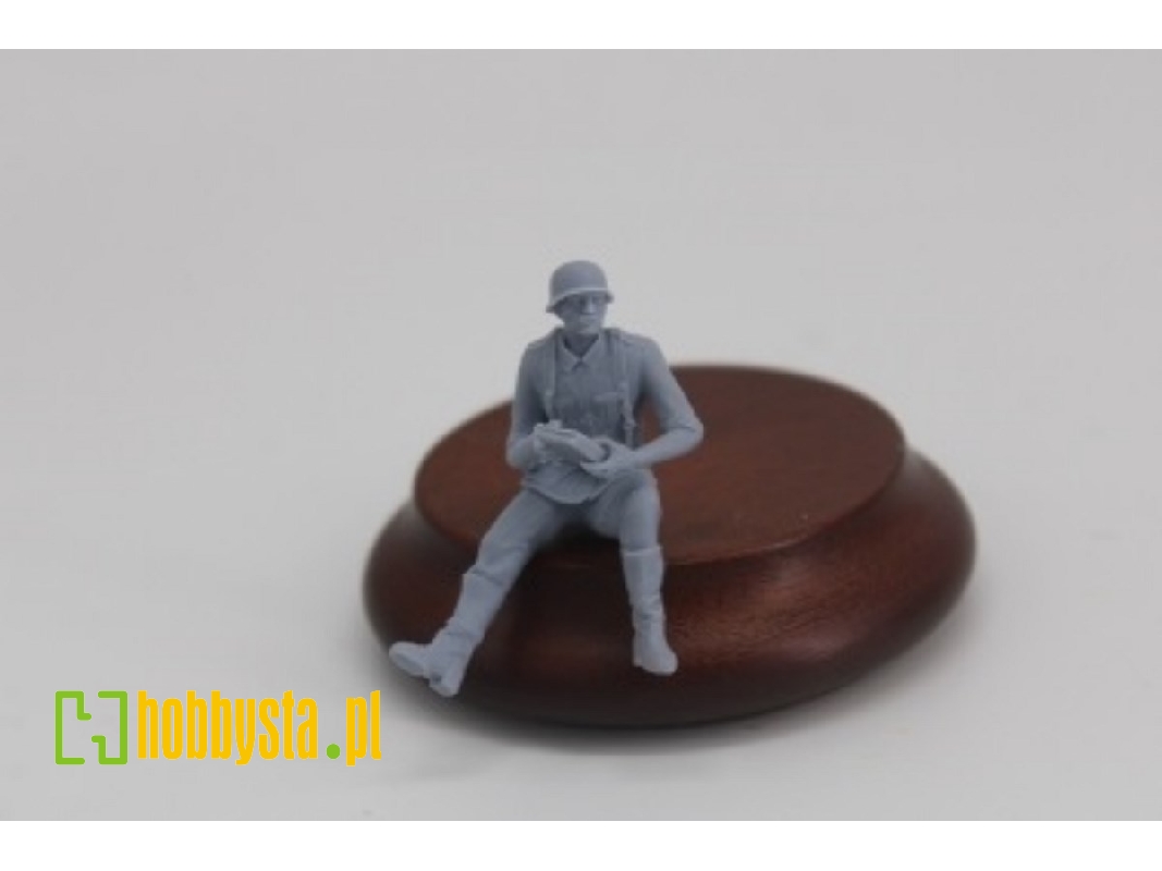Luftwaffe Soldier Anti-aircraft Operator Of 2cm Flakvierling 38 Sitting Left At The Gun - zdjęcie 1 Luftwaffe Soldier Anti-aircraft Operator Of 2cm Flakvierling 38 Sitting Left At The Gun - zdjęcie 1