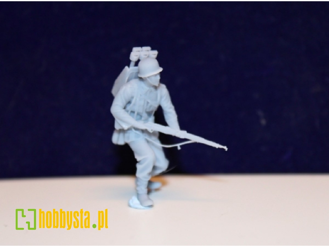 Wehrmacht Tank Destroyer Soldier Walking With Rifle And Anti-tank Shock Backpack - zdjęcie 1 Wehrmacht Tank Destroyer Soldier Walking With Rifle And Anti-tank Shock Backpack - zdjęcie 1