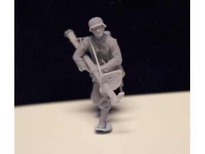 Wehrmacht Panzerjäger Running With Anti-tank Shock - zdjęcie 1