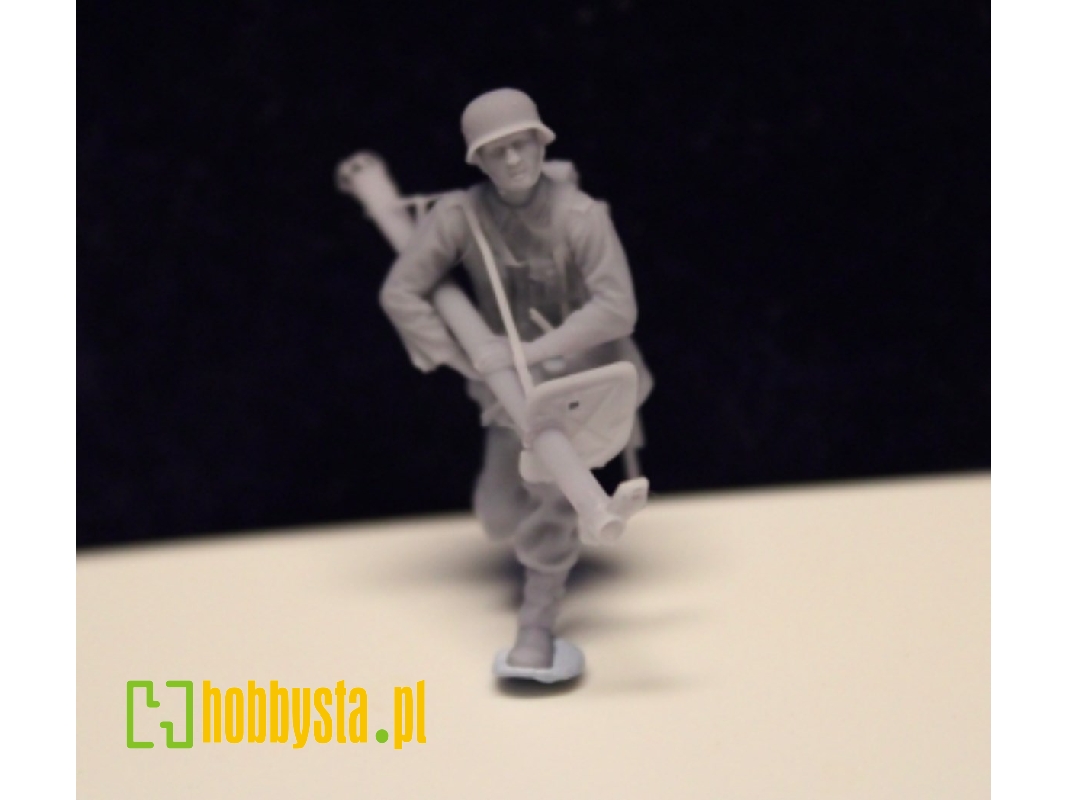 Wehrmacht Panzerjäger Running With Anti-tank Shock - zdjęcie 1 Wehrmacht Panzerjäger Running With Anti-tank Shock - zdjęcie 1