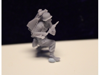 Wehrmacht Panzerjäger Running With Rifle And Grenade As Well As A Backpack - zdjęcie 1