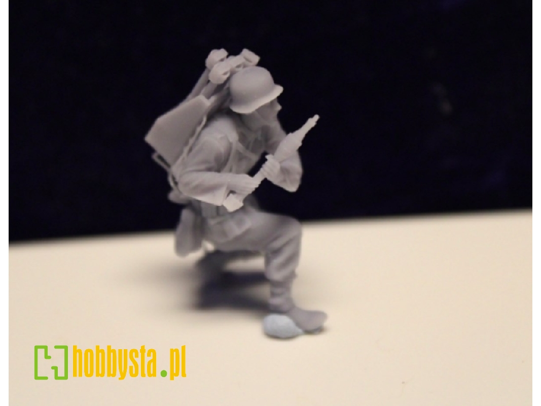 Wehrmacht Panzerjäger Running With Rifle And Grenade As Well As A Backpack - zdjęcie 1 Wehrmacht Panzerjäger Running With Rifle And Grenade As Well As A Backpack - zdjęcie 1
