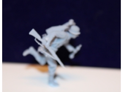 Wehrmacht Panzerjäger Running With Rifle And Grenade As Well As A Backpack - zdjęcie 2 Wehrmacht Panzerjäger Running With Rifle And Grenade As Well As A Backpack - zdjęcie 2