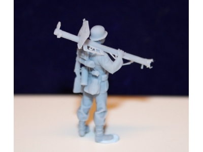 Wehrmacht Tank Hunter Soldier With Panzerschreck On His Shoulder - zdjęcie 3 Wehrmacht Tank Hunter Soldier With Panzerschreck On His Shoulder - zdjęcie 3