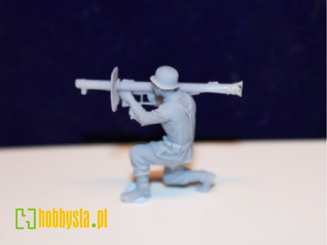 Wehrmacht Panzerjäger Kneeling Shoots Panzerschreck - zdjęcie 1 Wehrmacht Panzerjäger Kneeling Shoots Panzerschreck - zdjęcie 1