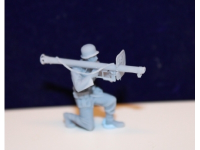 Wehrmacht Panzerjäger Kneeling Shoots Panzerschreck - zdjęcie 2 Wehrmacht Panzerjäger Kneeling Shoots Panzerschreck - zdjęcie 2