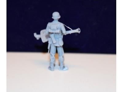 Wehrmacht Panzerjäger Standing Panzerschreck In Front Of The Chest - zdjęcie 3 Wehrmacht Panzerjäger Standing Panzerschreck In Front Of The Chest - zdjęcie 3