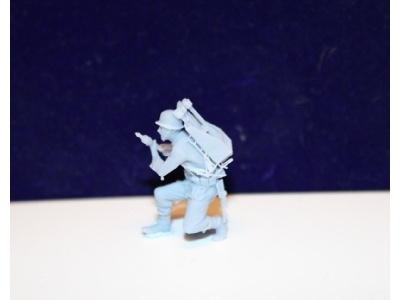 Wehrmacht Tank Destroyer Soldier Kneeling With Grenade And Back Cushion - zdjęcie 2 Wehrmacht Tank Destroyer Soldier Kneeling With Grenade And Back Cushion - zdjęcie 2