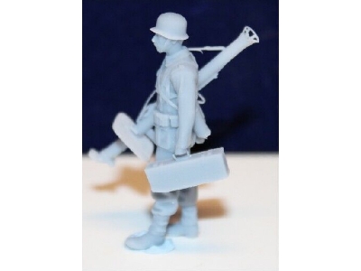Wehrmacht Tank Destroyer Soldier Walking With Panzerschreck And Ammunition Box - zdjęcie 1