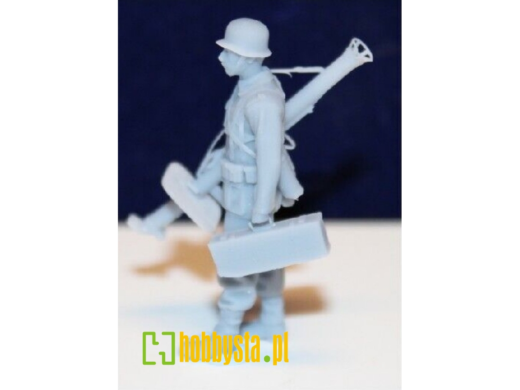 Wehrmacht Tank Destroyer Soldier Walking With Panzerschreck And Ammunition Box - zdjęcie 1 Wehrmacht Tank Destroyer Soldier Walking With Panzerschreck And Ammunition Box - zdjęcie 1