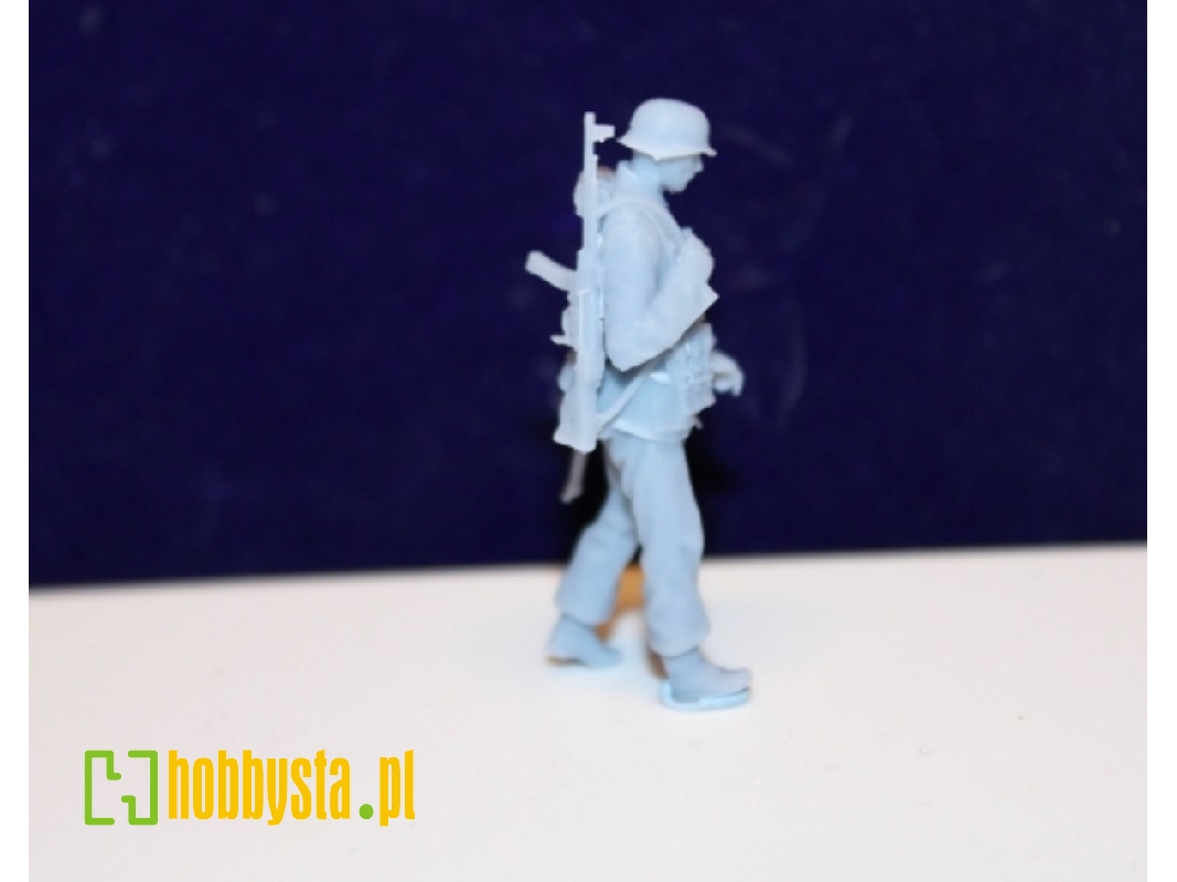 Waffen Ss Grenadier With Steel Helmet And K98 Walking - zdjęcie 1 Waffen Ss Grenadier With Steel Helmet And K98 Walking - zdjęcie 1