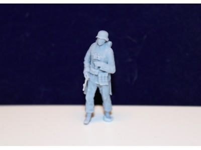 Waffen Ss Grenadier With Steel Helmet And Assault Rifle 44 In The Crook Of His Arm - zdjęcie 2 Waffen Ss Grenadier With Steel Helmet And Assault Rifle 44 In The Crook Of His Arm - zdjęcie 2