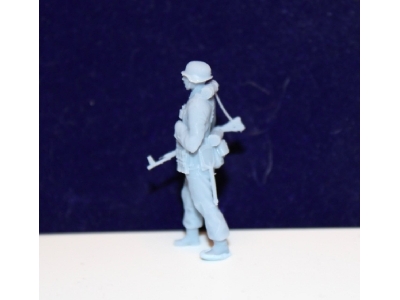 Waffen Ss Grenadier With Steel Helmet And Assault Rifle 44 In The Crook Of His Arm - zdjęcie 3 Waffen Ss Grenadier With Steel Helmet And Assault Rifle 44 In The Crook Of His Arm - zdjęcie 3