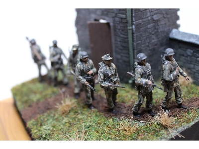 Waffen Ss Troops Marching (With Decals) - zdjęcie 1