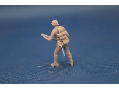 German Soldier With Grenade For 7,5 Cm Pak 40 - zdjęcie 1