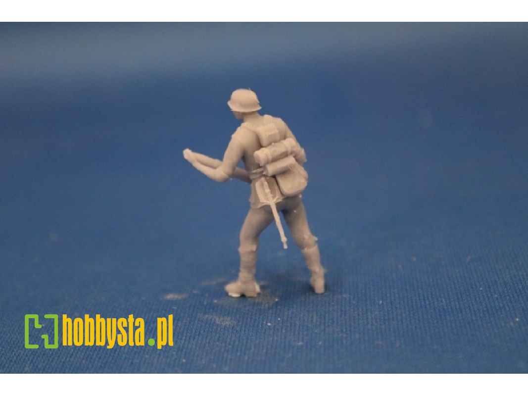 German Soldier With Grenade For 7,5 Cm Pak 40 - zdjęcie 1 German Soldier With Grenade For 7,5 Cm Pak 40 - zdjęcie 1