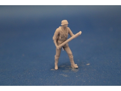 German Soldier With Grenade For 7,5 Cm Pak 40 - zdjęcie 2 German Soldier With Grenade For 7,5 Cm Pak 40 - zdjęcie 2