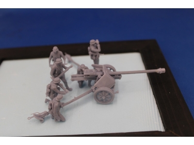 German Soldier With Grenade For 7,5 Cm Pak 40 - zdjęcie 3 German Soldier With Grenade For 7,5 Cm Pak 40 - zdjęcie 3