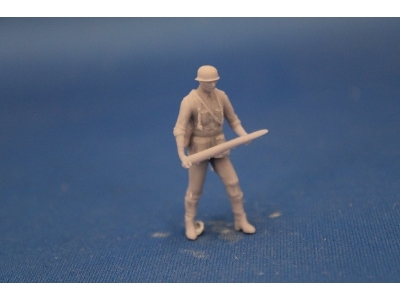 German Soldier With Grenade For 7,5 Cm Pak 40 - zdjęcie 2 German Soldier With Grenade For 7,5 Cm Pak 40 - zdjęcie 2