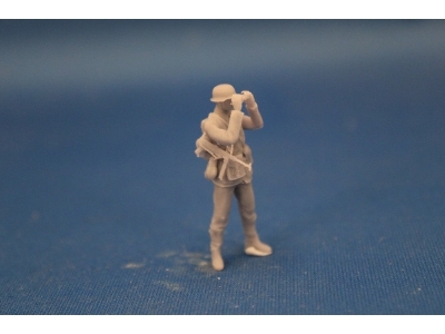 German Officer With Binocular For 7,5 Cm Pak 40 - zdjęcie 1