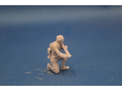 German Soldier Kneeing With Grenade For 7,5 Cm Pak 40 - zdjęcie 1