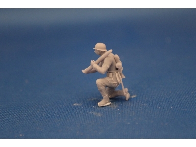 German Soldier Kneeing With Grenade For 7,5 Cm Pak 40 - zdjęcie 2 German Soldier Kneeing With Grenade For 7,5 Cm Pak 40 - zdjęcie 2