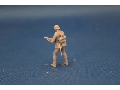 Crewmember Of The 8,8 Pak 43 - Soldier Standing With Round - zdjęcie 1