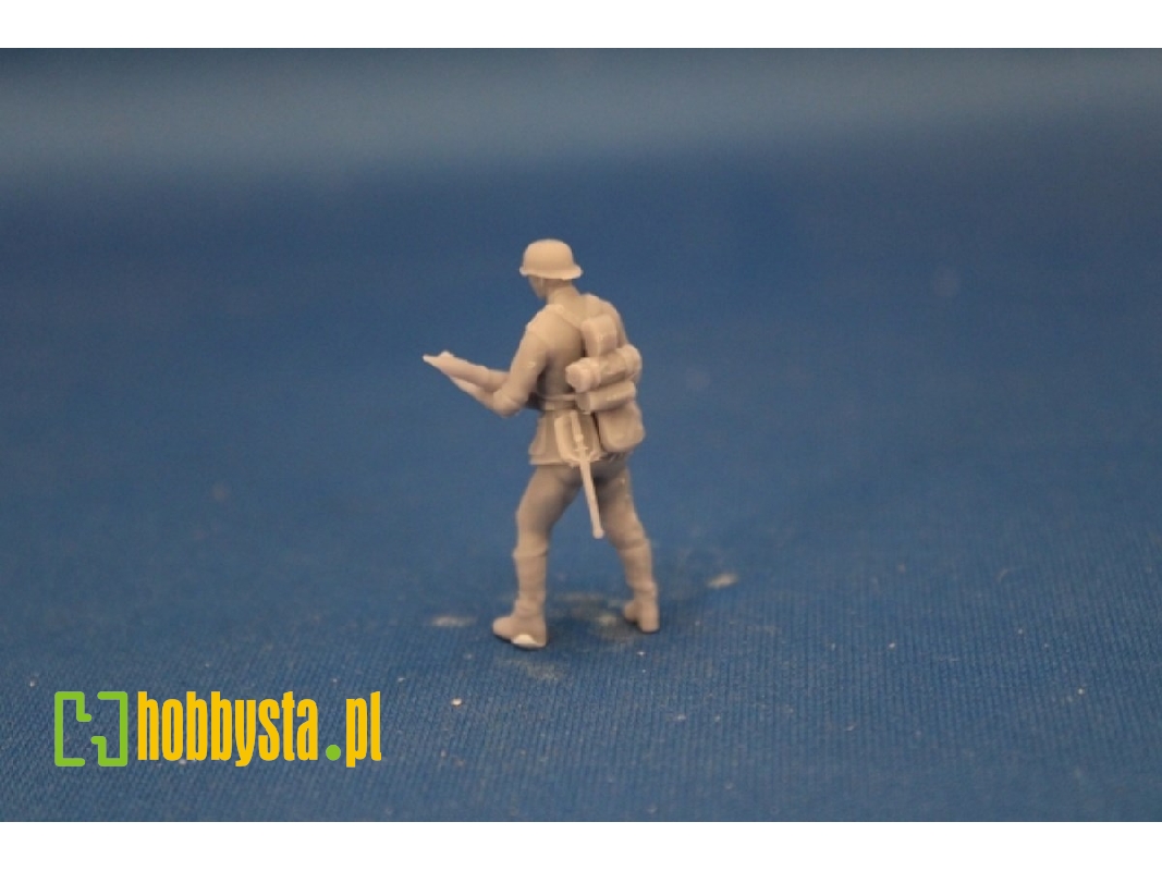 Crewmember Of The 8,8 Pak 43 - Soldier Standing With Round - zdjęcie 1 Crewmember Of The 8,8 Pak 43 - Soldier Standing With Round - zdjęcie 1