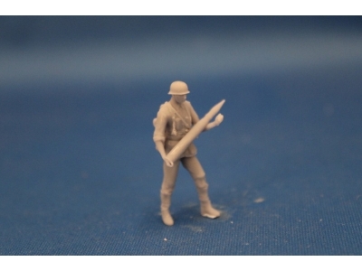 Crewmember Of The 8,8 Pak 43 - Soldier Standing With Round - zdjęcie 2 Crewmember Of The 8,8 Pak 43 - Soldier Standing With Round - zdjęcie 2
