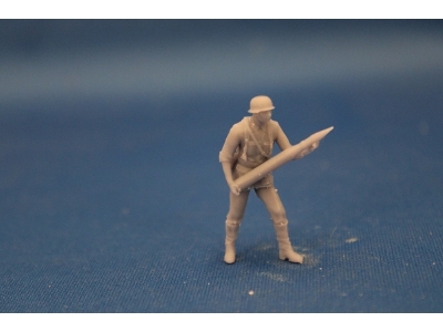 Crewmember For 8,8 Cm Pak 43 - Loder Standing With Round - zdjęcie 2 Crewmember For 8,8 Cm Pak 43 - Loder Standing With Round - zdjęcie 2
