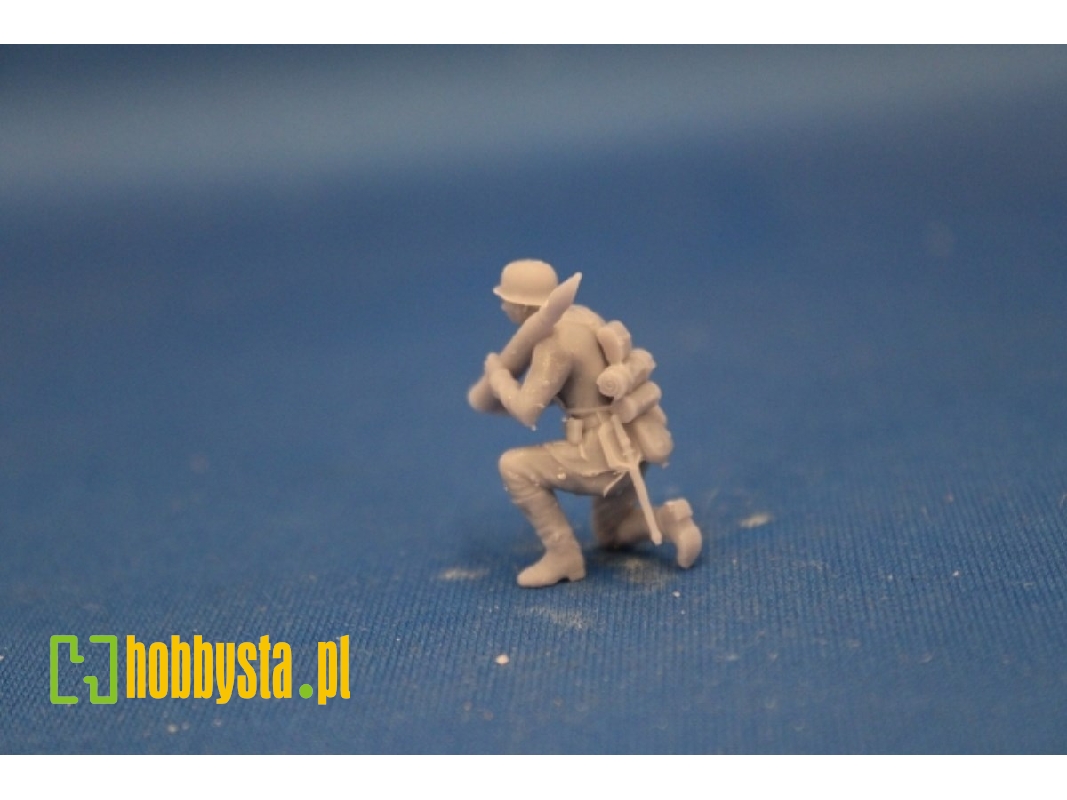 Crewmember For 8,8 Cm Pak 43 - Loader With Round Kneeing - zdjęcie 1 Crewmember For 8,8 Cm Pak 43 - Loader With Round Kneeing - zdjęcie 1