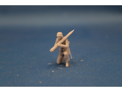 Crewmember For 8,8 Cm Pak 43 - Loader With Round Kneeing - zdjęcie 2 Crewmember For 8,8 Cm Pak 43 - Loader With Round Kneeing - zdjęcie 2